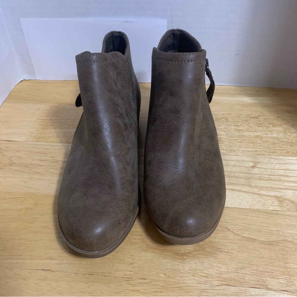 Arizona Ankle Bootie Sz 7 Faux Leather Side Zipper Memory Foam Comfort 1.5‎ Heel - Picture 3 of 6